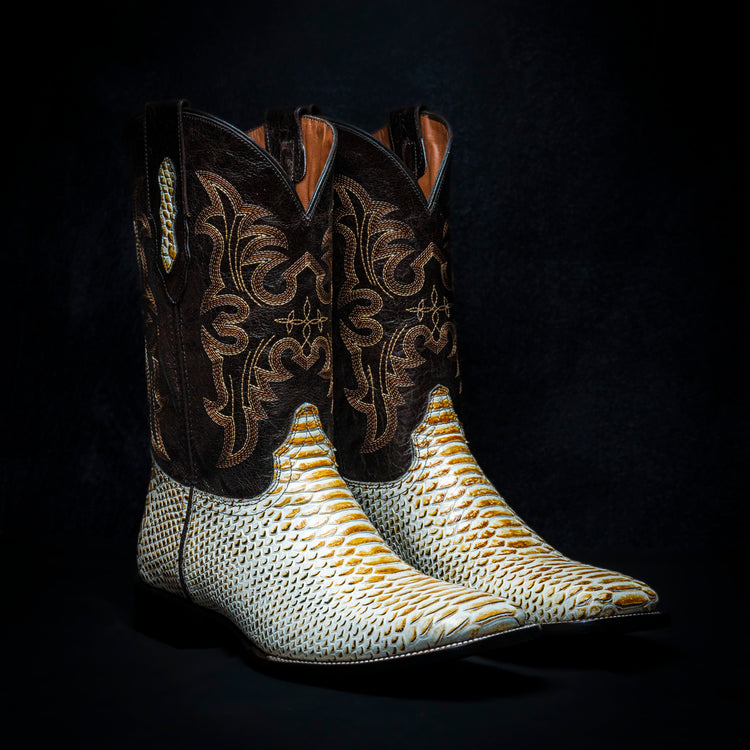 <tc>Bota vaquera Pitón color maple, cuadrada, suela y tacon de cuero</tc>