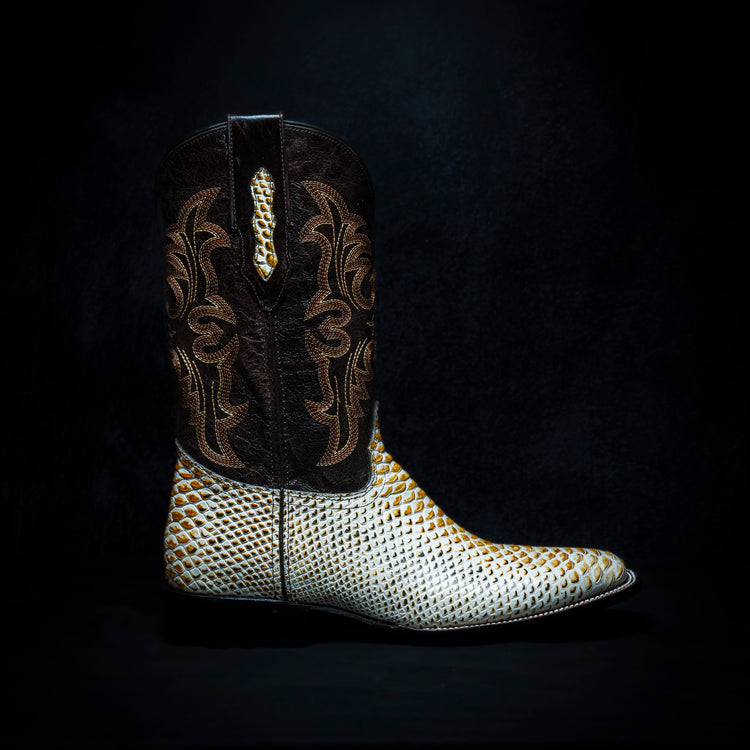 <tc>Bota vaquera Pitón color maple, cuadrada, suela y tacon de cuero</tc>