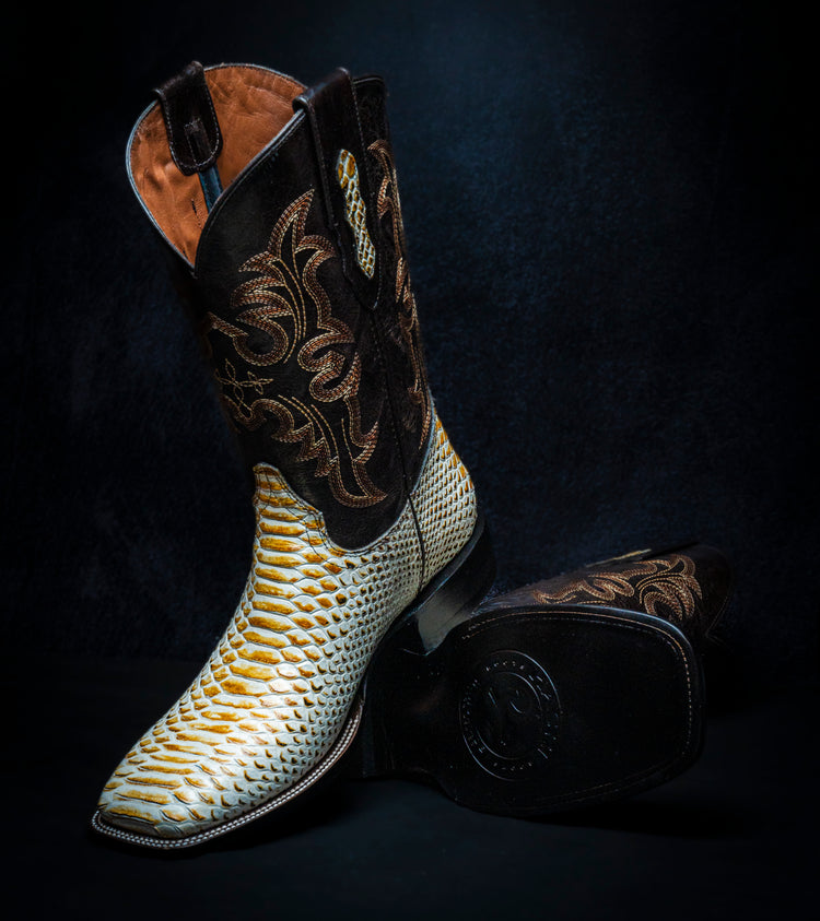 <tc>Bota vaquera Pitón color maple, cuadrada, suela y tacon de cuero</tc>