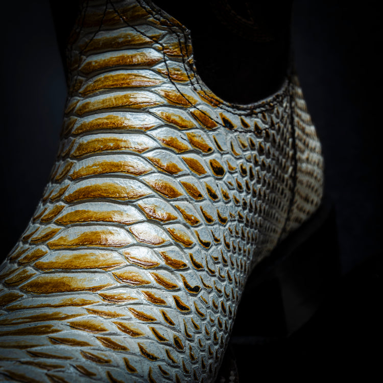 <tc>Bota vaquera Pitón color maple, cuadrada, suela y tacon de cuero</tc>