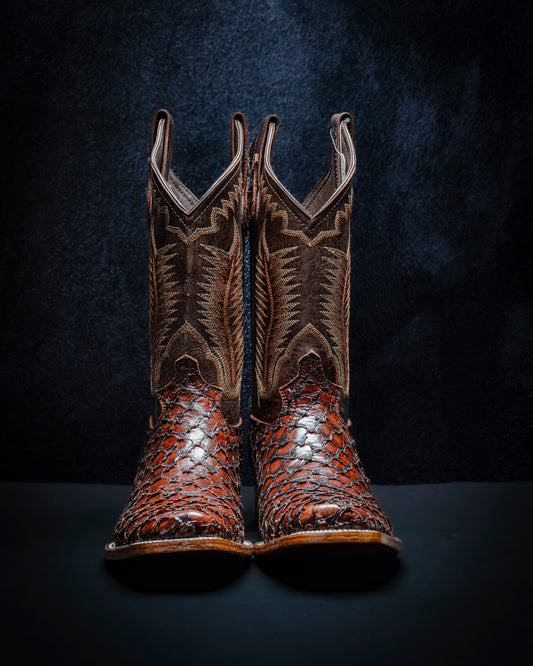 Plastisol leather boot for men, Pirarucu small scale style Color: Brown