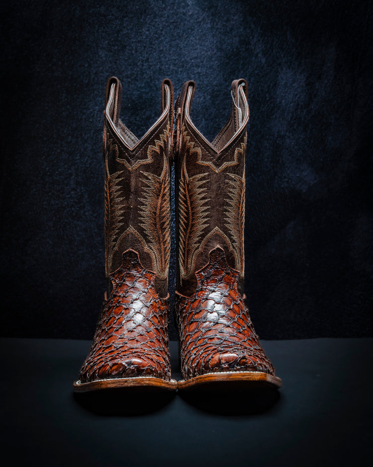 <tc>Bota para caballero de plastisol estilo pirarucu de escama chica color cafe</tc>