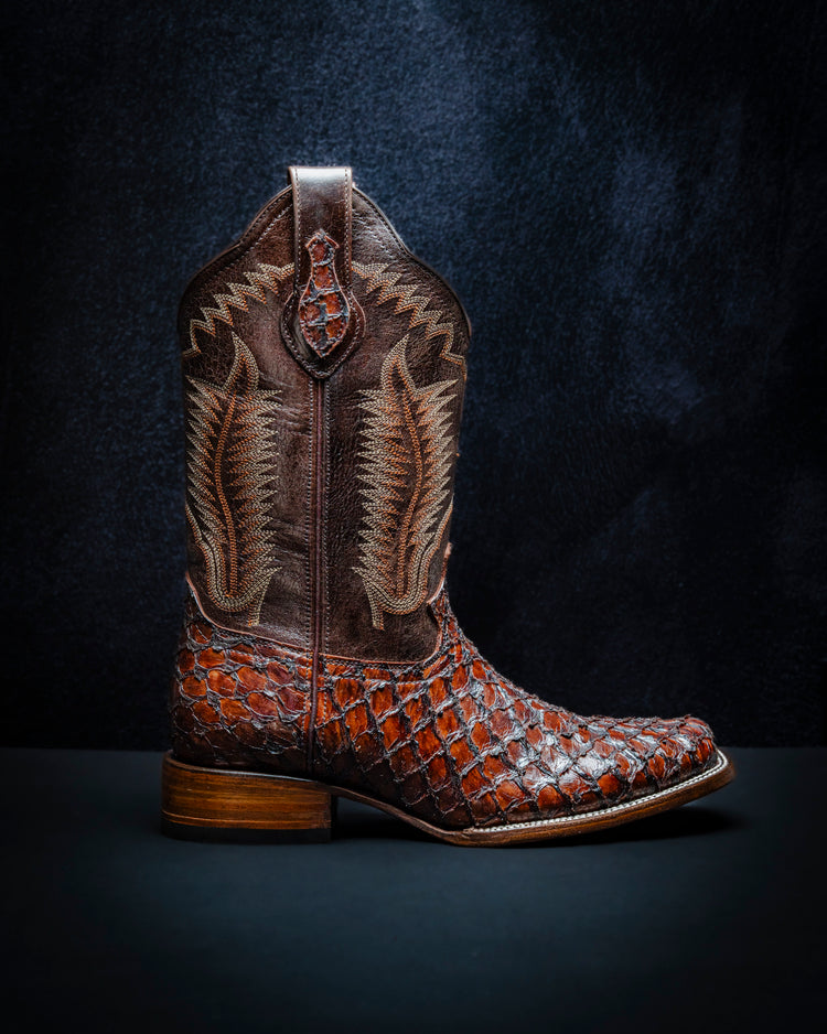 <tc>Bota para caballero de plastisol estilo pirarucu de escama chica color cafe</tc>