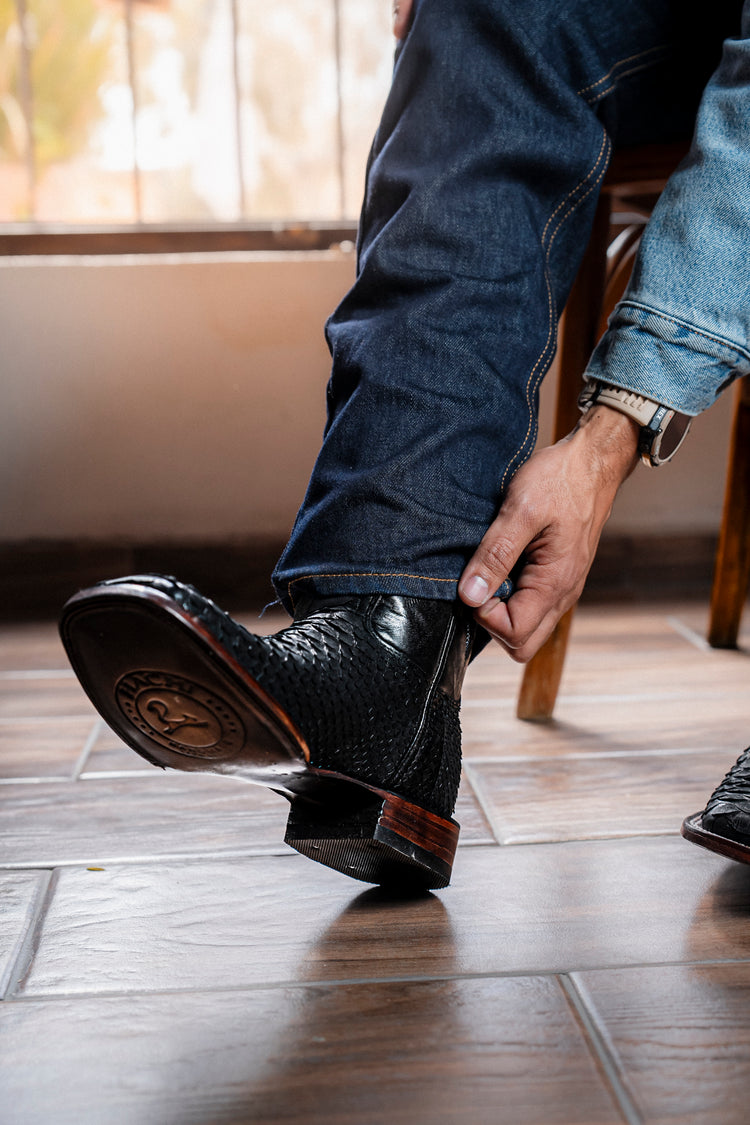 <tc>Bota vaquera original Python negra, cuadrada, suela y tacón de cuero</tc>